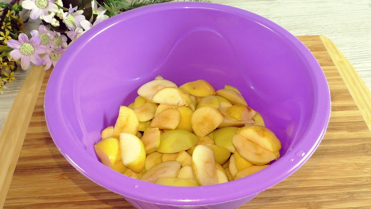 Простой яблочный рулет без масла: быстро и вкусно