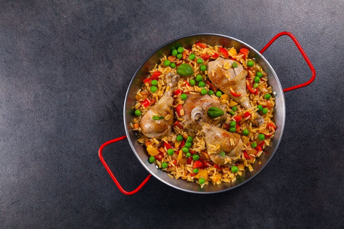 Насладитесь сытной испанской паэльей с курицей