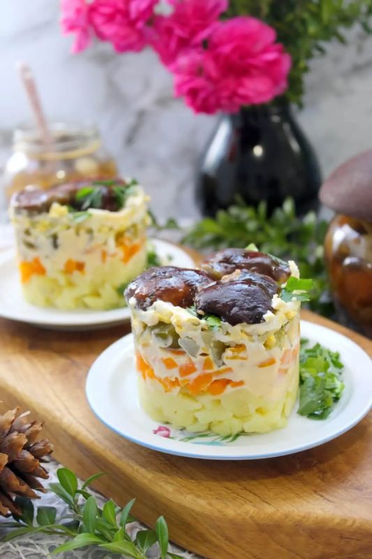 Слоёный салат с лесными грибами: готовим к праздникам