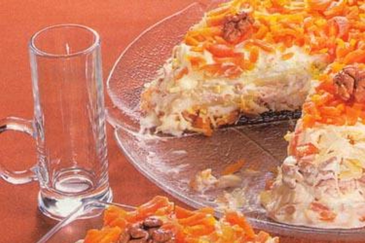 Слоеный салат с курицей и орехами: вдохновение для новогоднего стола