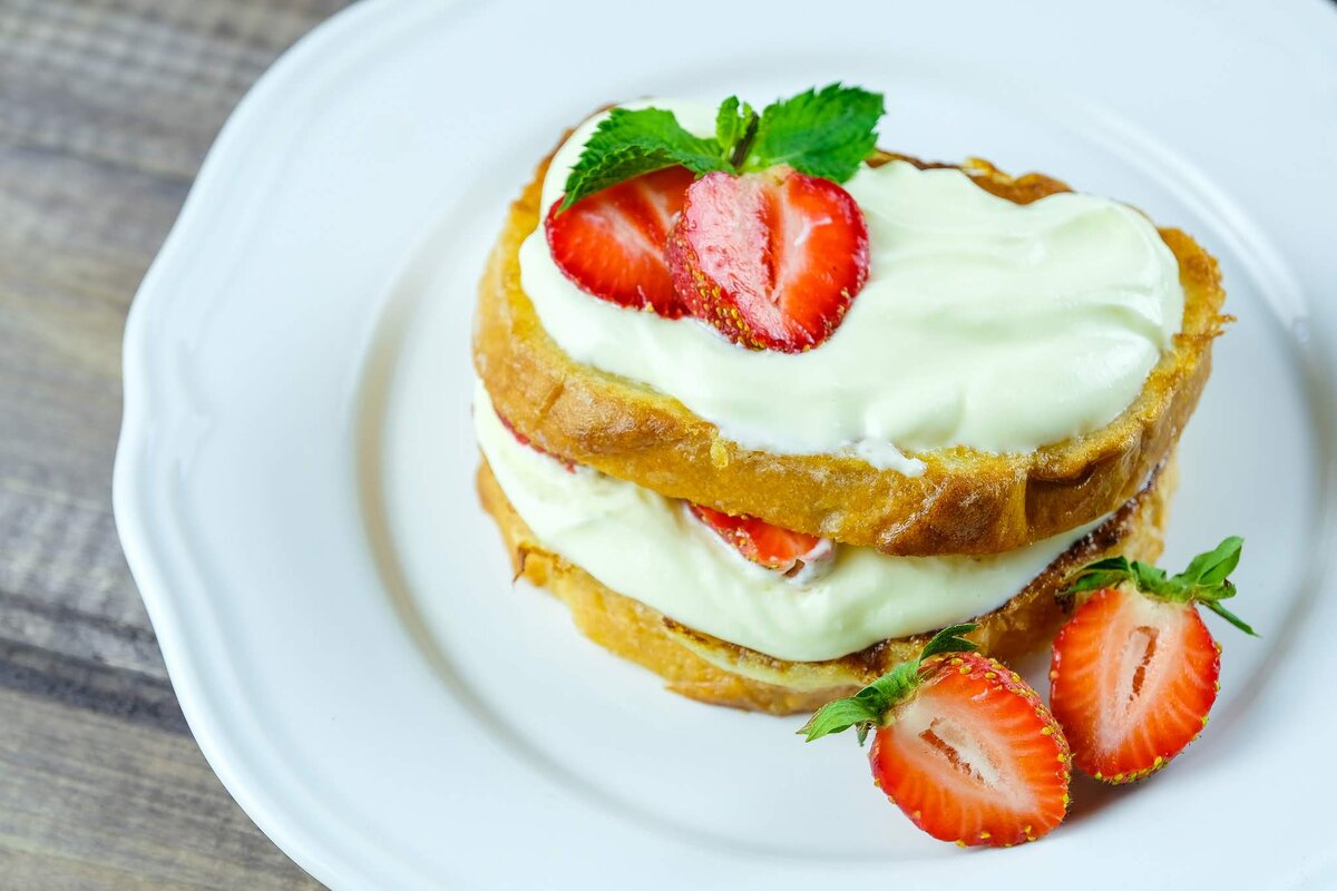 Нежные гренки с сыром и клубникой: идеальный завтрак весной