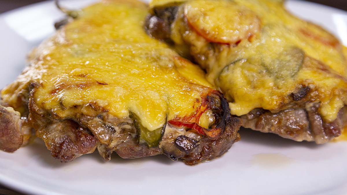 Необычная свинина под сырной корочкой: простой и вкусный рецепт