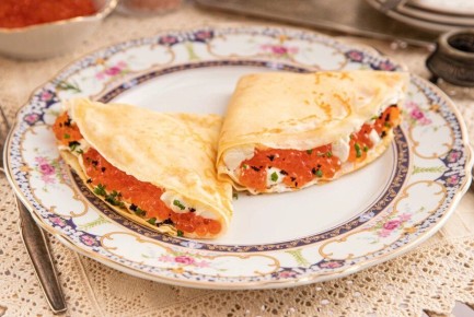 Изысканные блины с икрой и нежным сливочным соусом