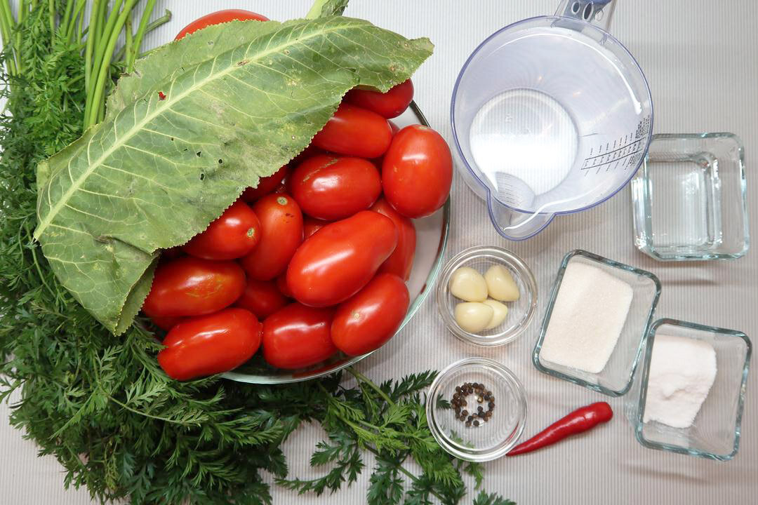 Как подготовить ароматные маринованные помидоры с морковной ботвой на зиму