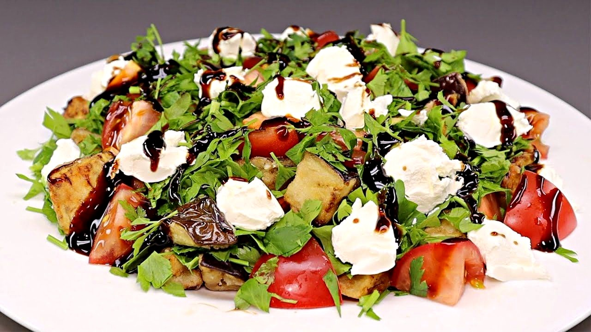 Вдохновение для вашего стола: салат с жареными баклажанами