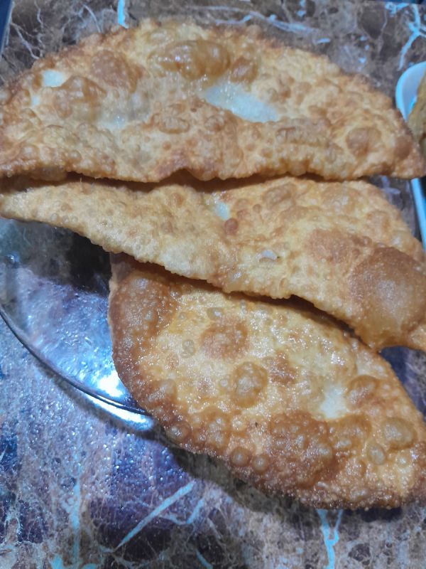 Чебуреки: как приготовить хрустящий полумесяц с идеальной начинкой