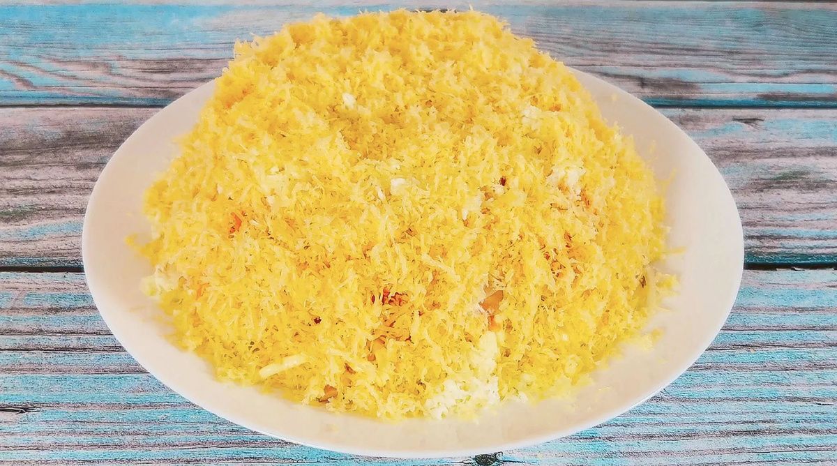 Французский салат с морковью, яйцами и ветчиной