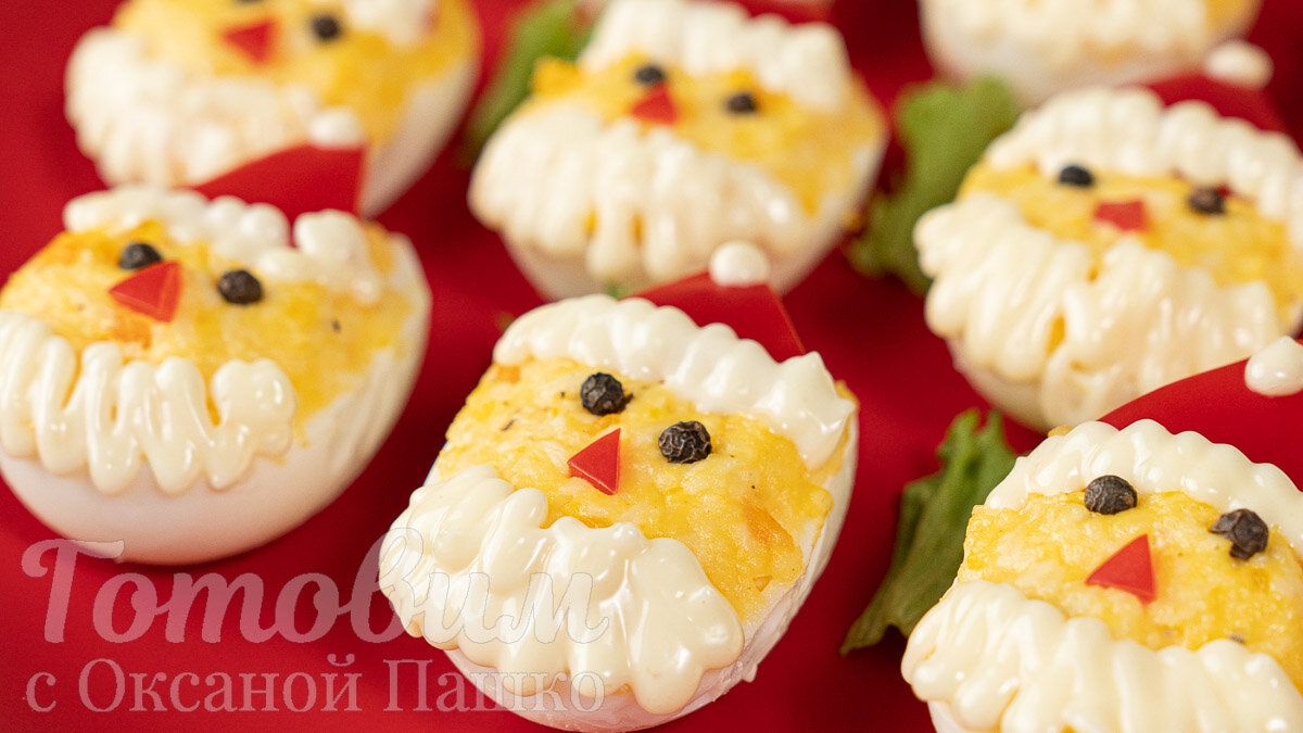 Фаршированные яйца «Дед Мороз»: красота и вкус на новогоднем столе