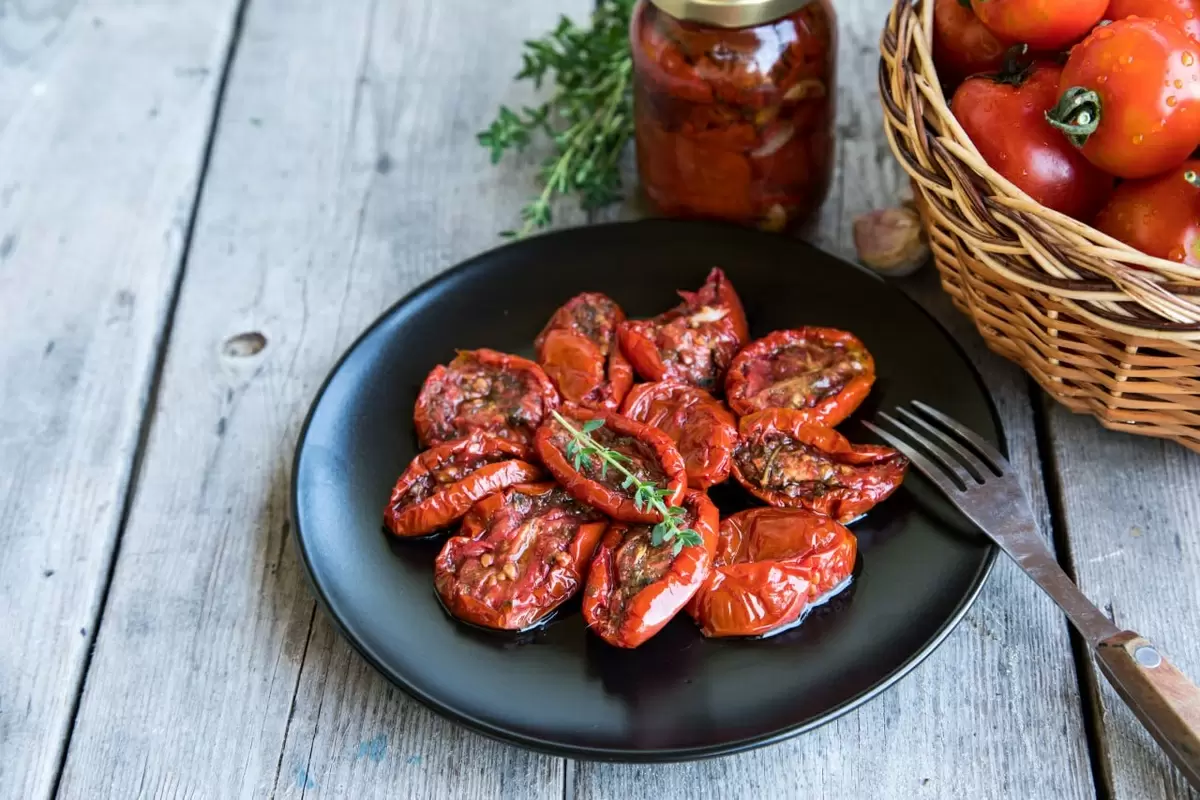 Как самостоятельно приготовить вяленые помидоры по-итальянски: секреты домашнего кулинарного искусства