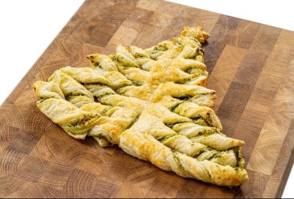 Праздничный деликатес: елочка из слоеного теста с песто