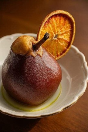 Груши в красном вине: изысканный десерт для гурманов