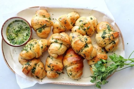 Ароматные закусочные рогалики с чесноком: открытие еврейской кухни