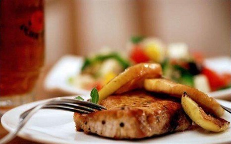 Необычное сочетание: свиные отбивные с яблоками для вашего стола