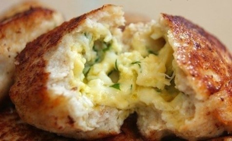 Нежные котлеты с сырной начинкой: простой рецепт для любителей вкусно поесть