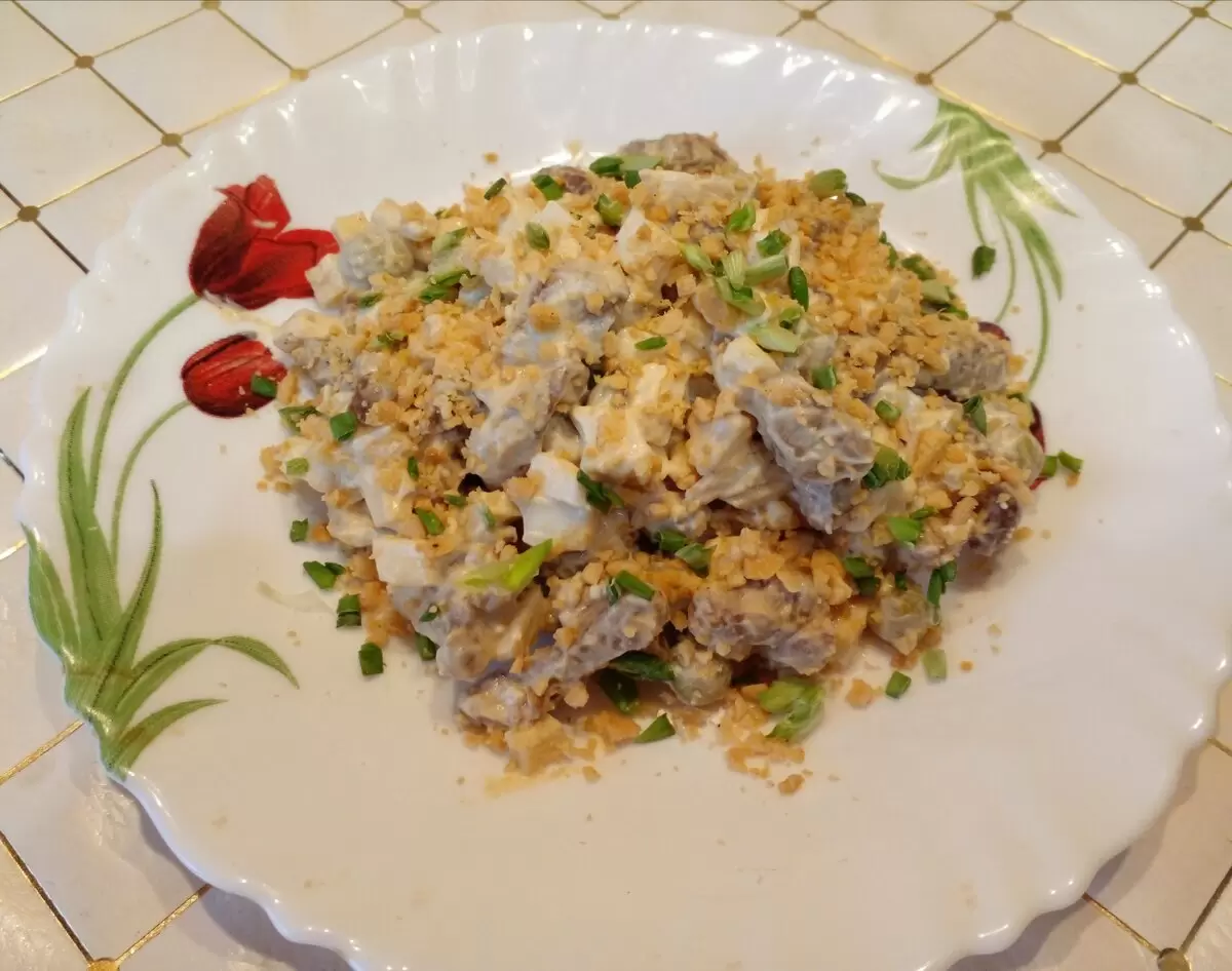 Сытный мясной салат, который вы сможете быстро приготовить из холодильника