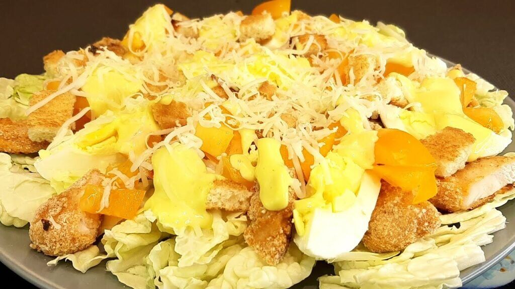 Новый взгляд на классический салат Цезарь с курицей