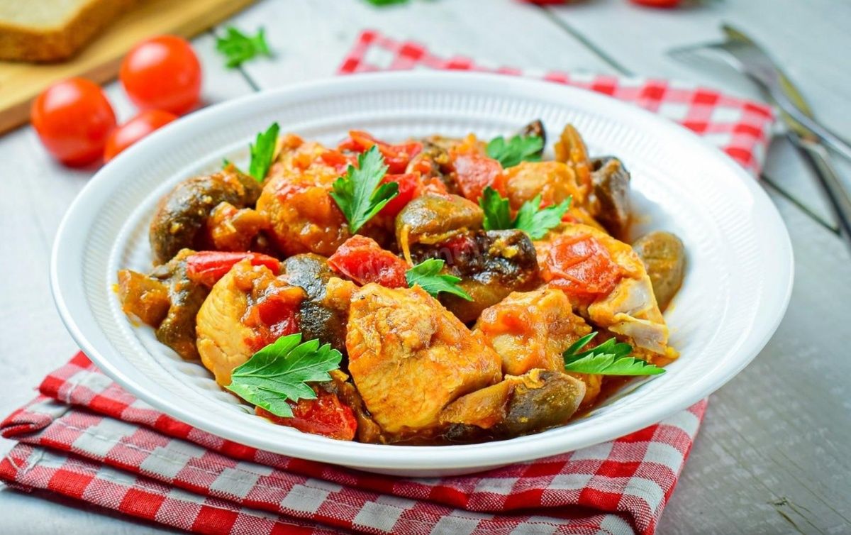 Курица с грибами в мультиварке: простой и вкусный рецепт для всей семьи