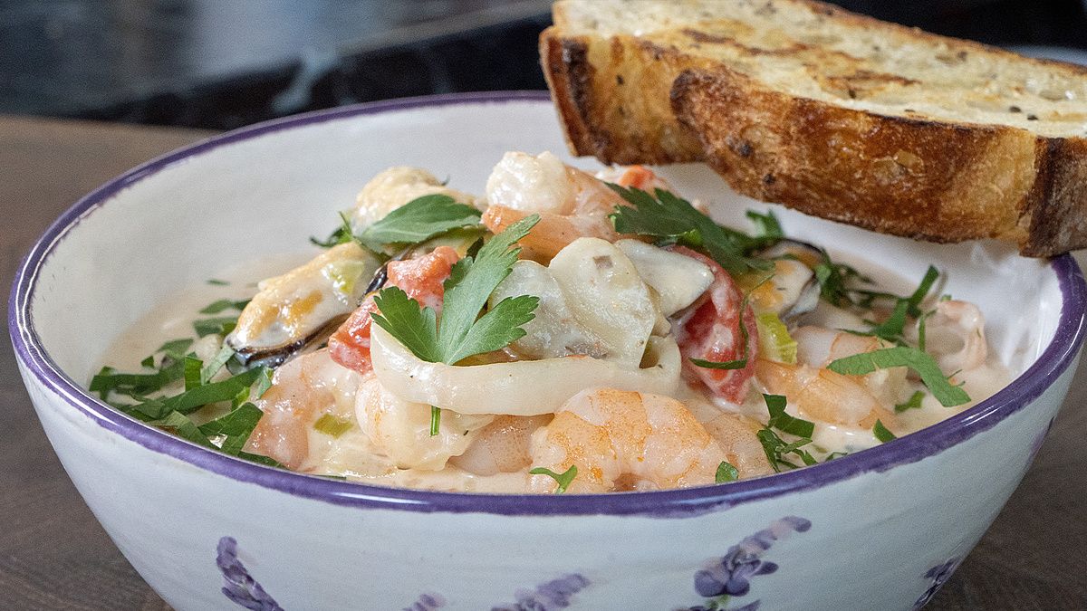Кулинарный шедевр: как приготовить морской коктейль с грибами и сливочным соусом