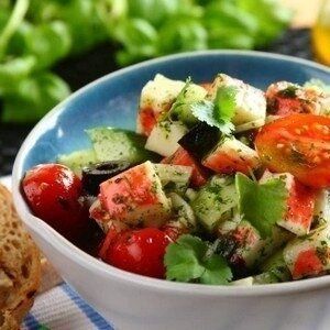 Легкий и витаминный салат с крабовыми палочками на каждый день