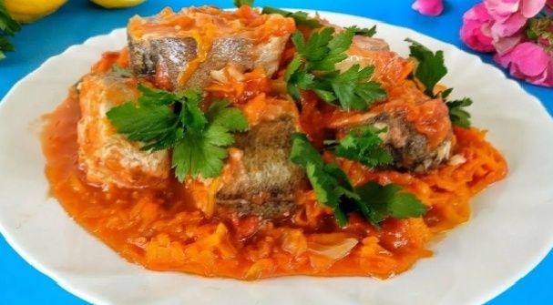 Восхитительный хек в томате: простой и быстрый рецепт