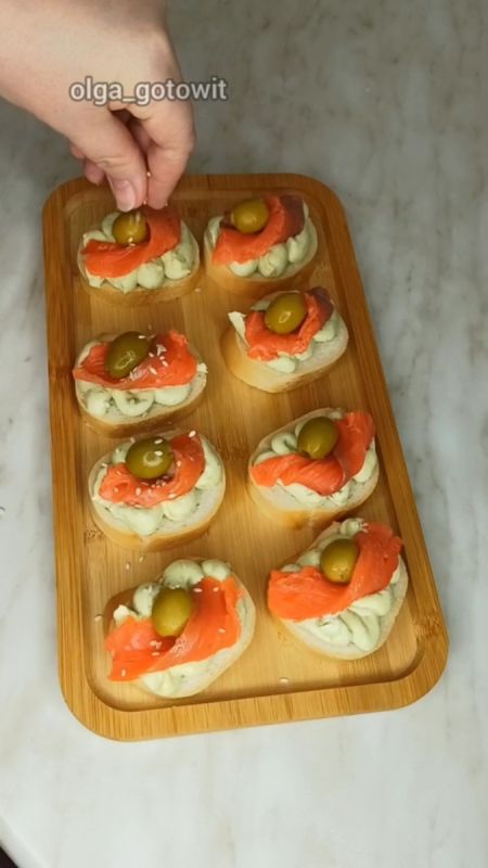 Праздничный стол: вкусные закусочные бутерброды на Новый год