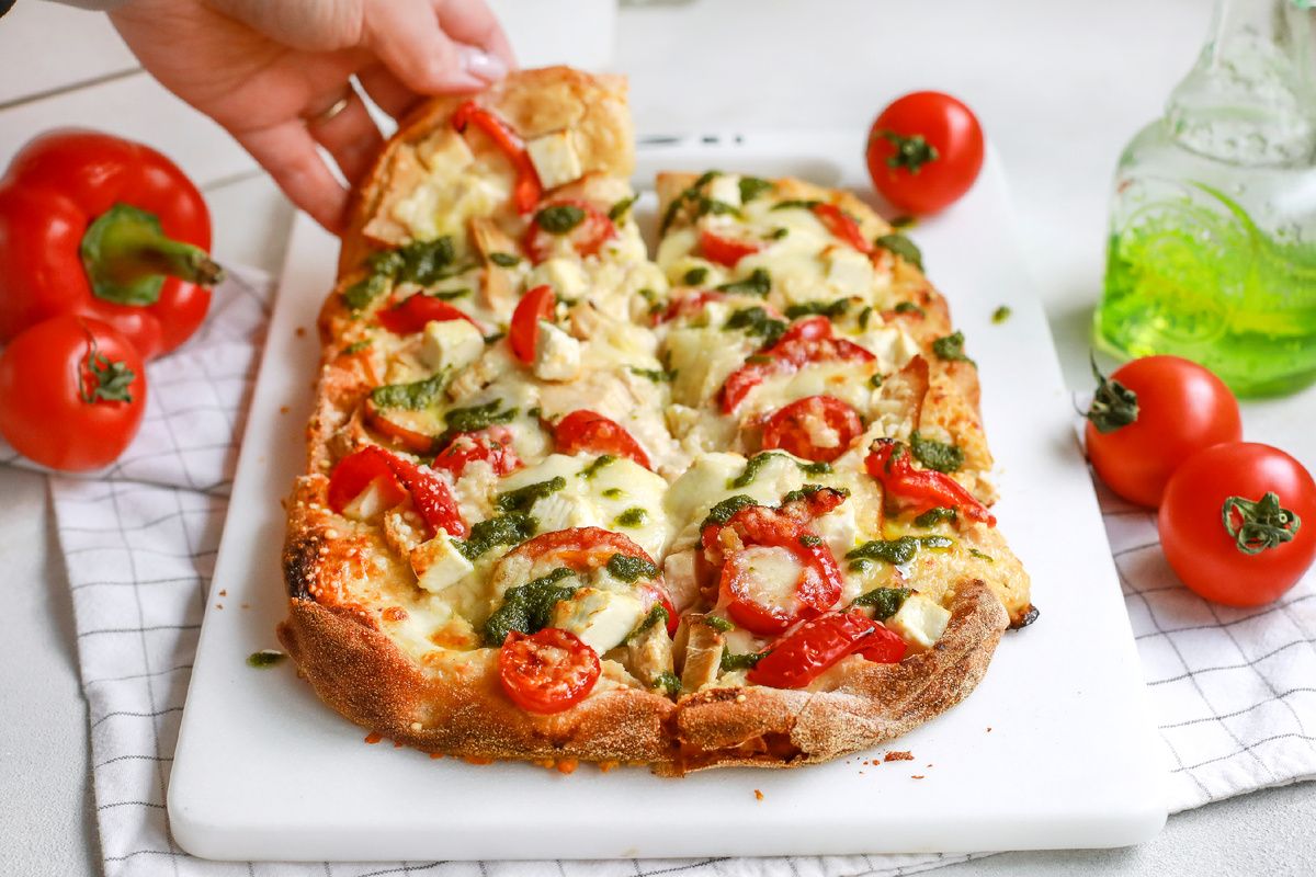 Путешествие в мир вкуса: римская пицца три сыра с курицей и песто