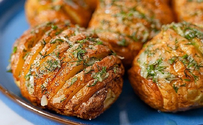 Картошка-гармошка с хрустящей корочкой и чесночным соусом